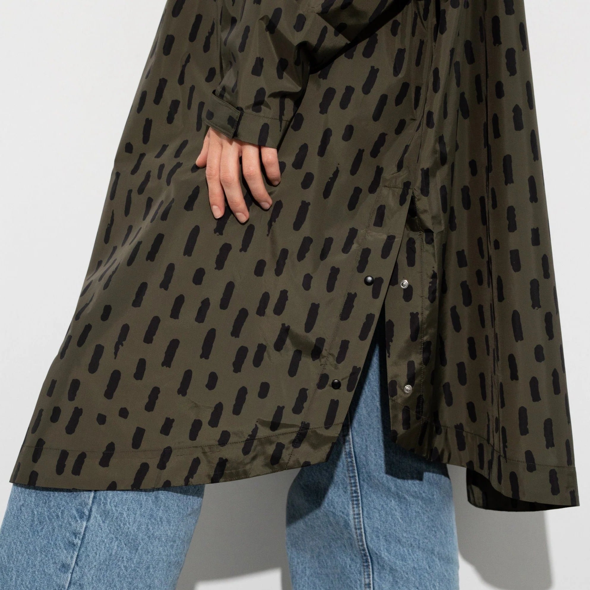 Regenponcho Drops in der Farbe olive / black von Vivi Mari bei Frau Rabe