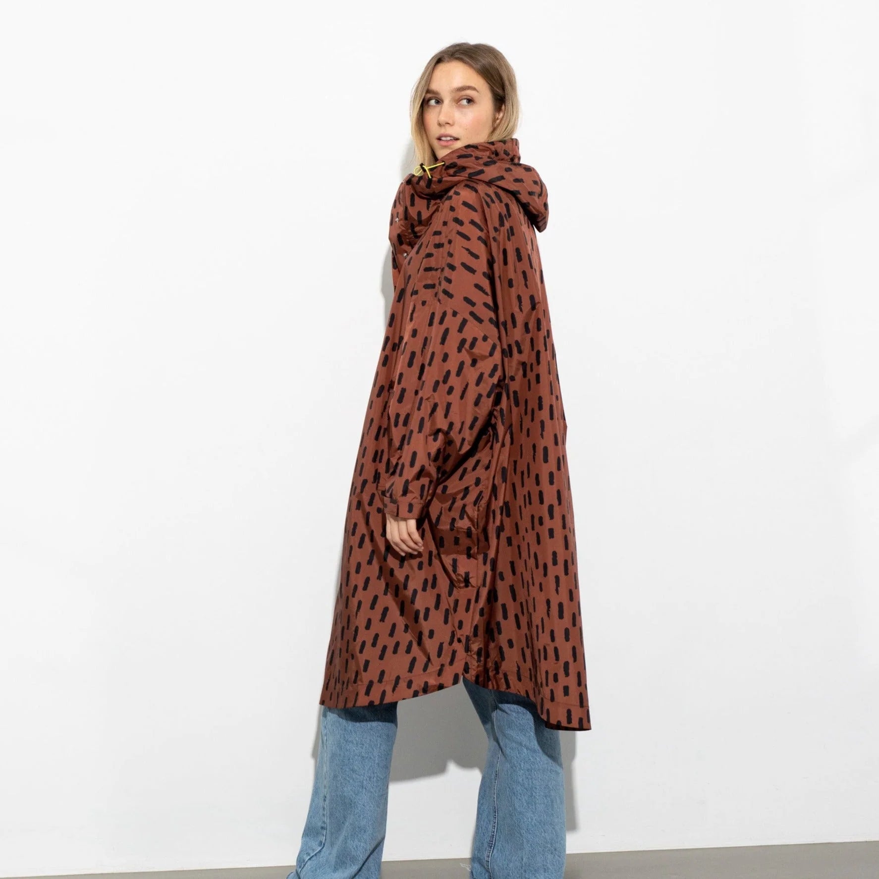 Regenponcho Drops in der Farbe rust / black von Vivi Mari bei Frau Rabe