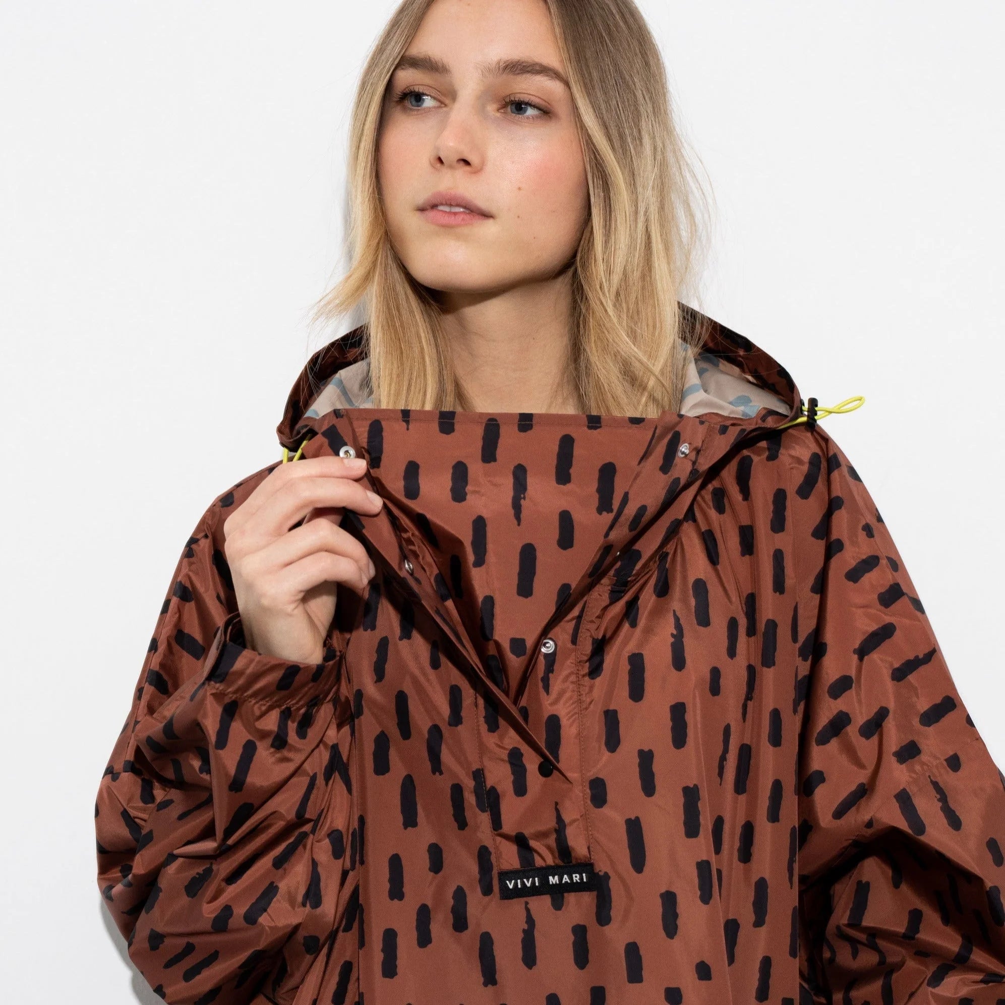 Regenponcho Drops in der Farbe rust / black von Vivi Mari bei Frau Rabe