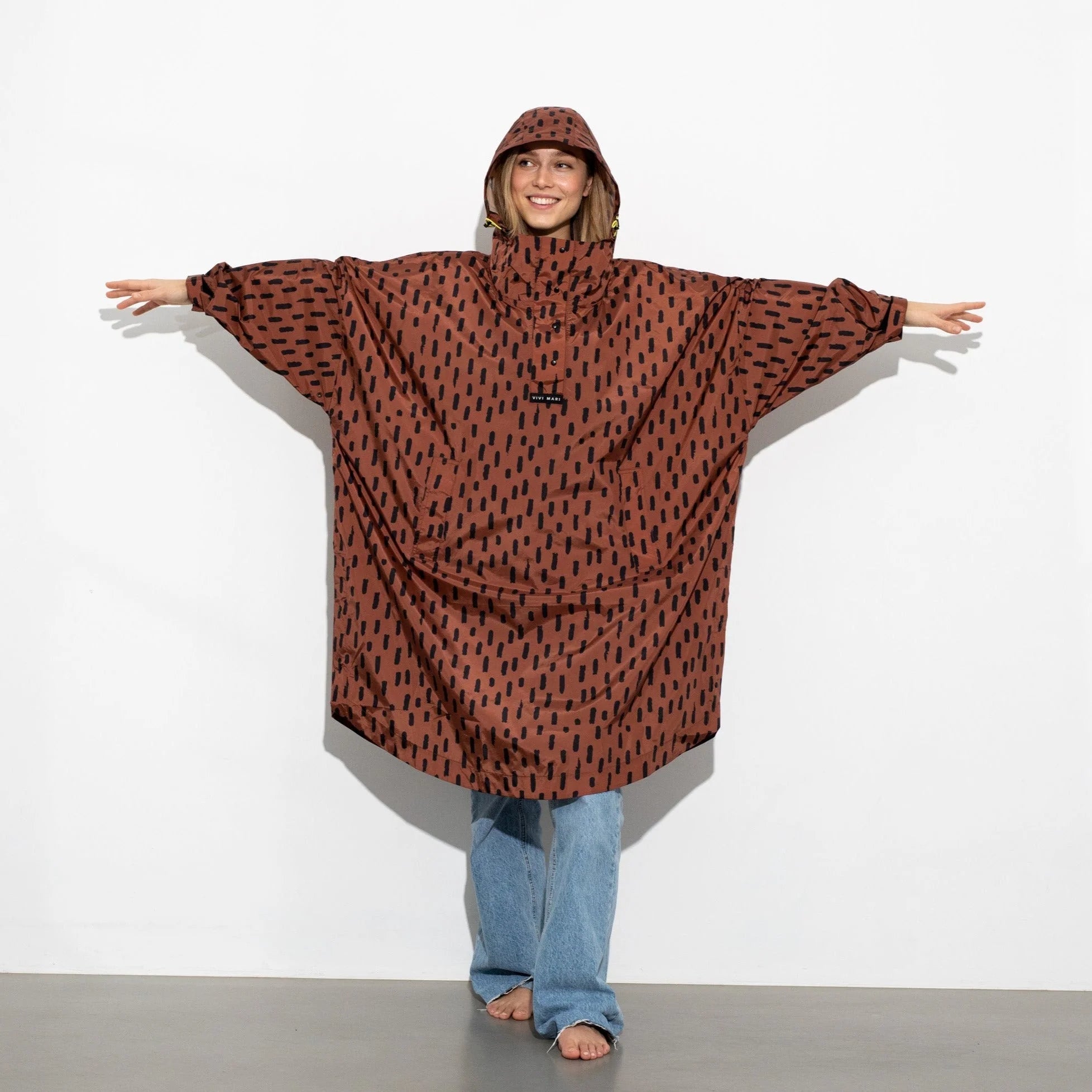 Regenponcho Drops in der Farbe rust / black von Vivi Mari bei Frau Rabe