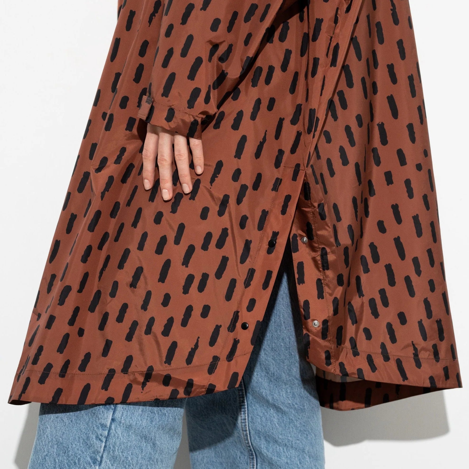 Regenponcho Drops in der Farbe rust / black von Vivi Mari bei Frau Rabe