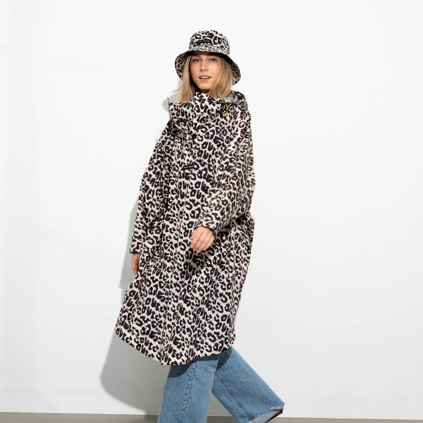Regenponcho Leo Splashes in der Farbe Black / Sand von Vivi Mari bei Frau Rabe