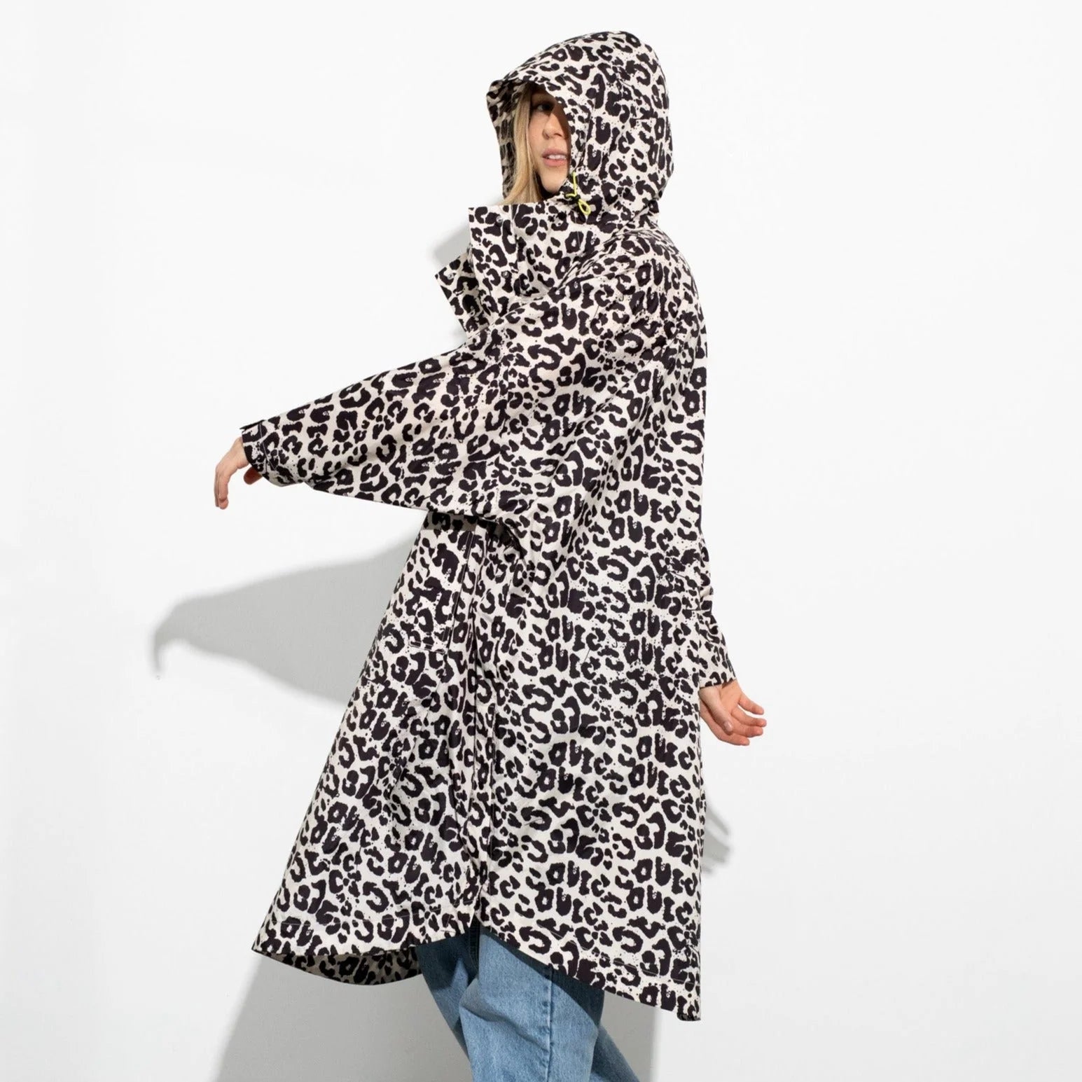 Regenponcho Leo Splashes in der Farbe Black / Sand von Vivi Mari bei Frau Rabe
