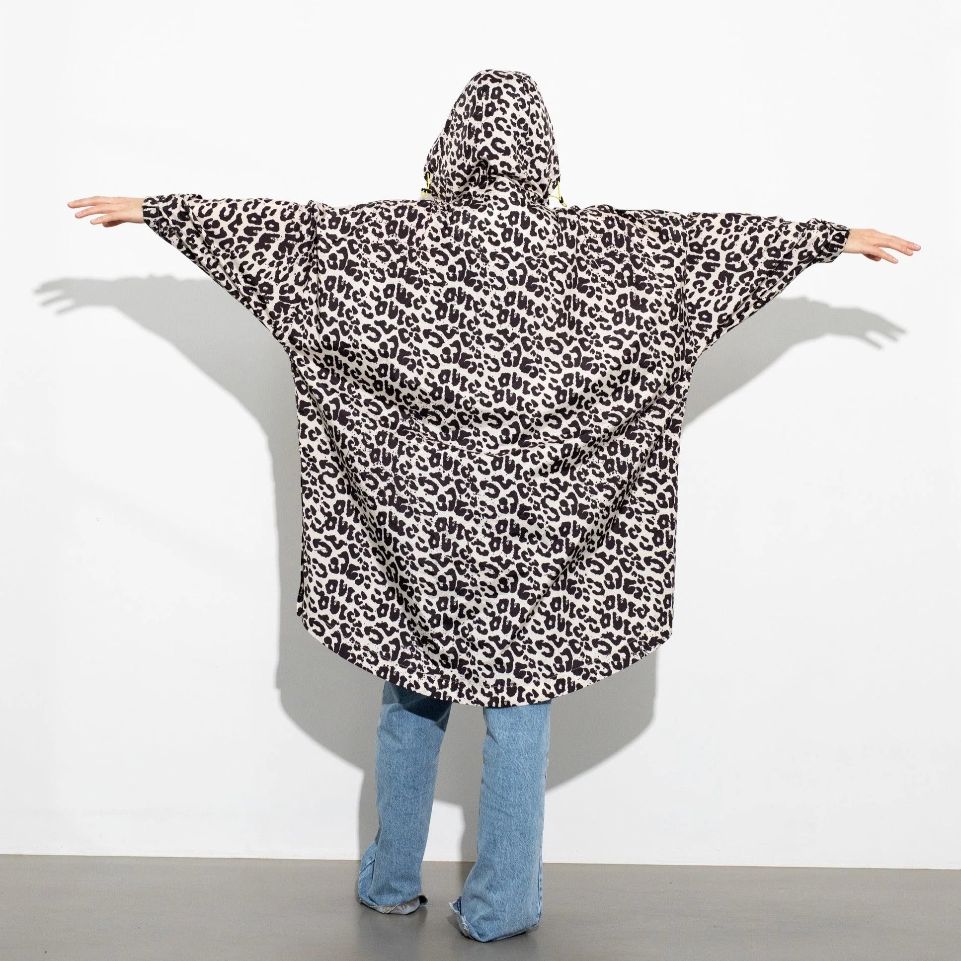 Regenponcho Leo Splashes in der Farbe Black / Sand von Vivi Mari bei Frau Rabe