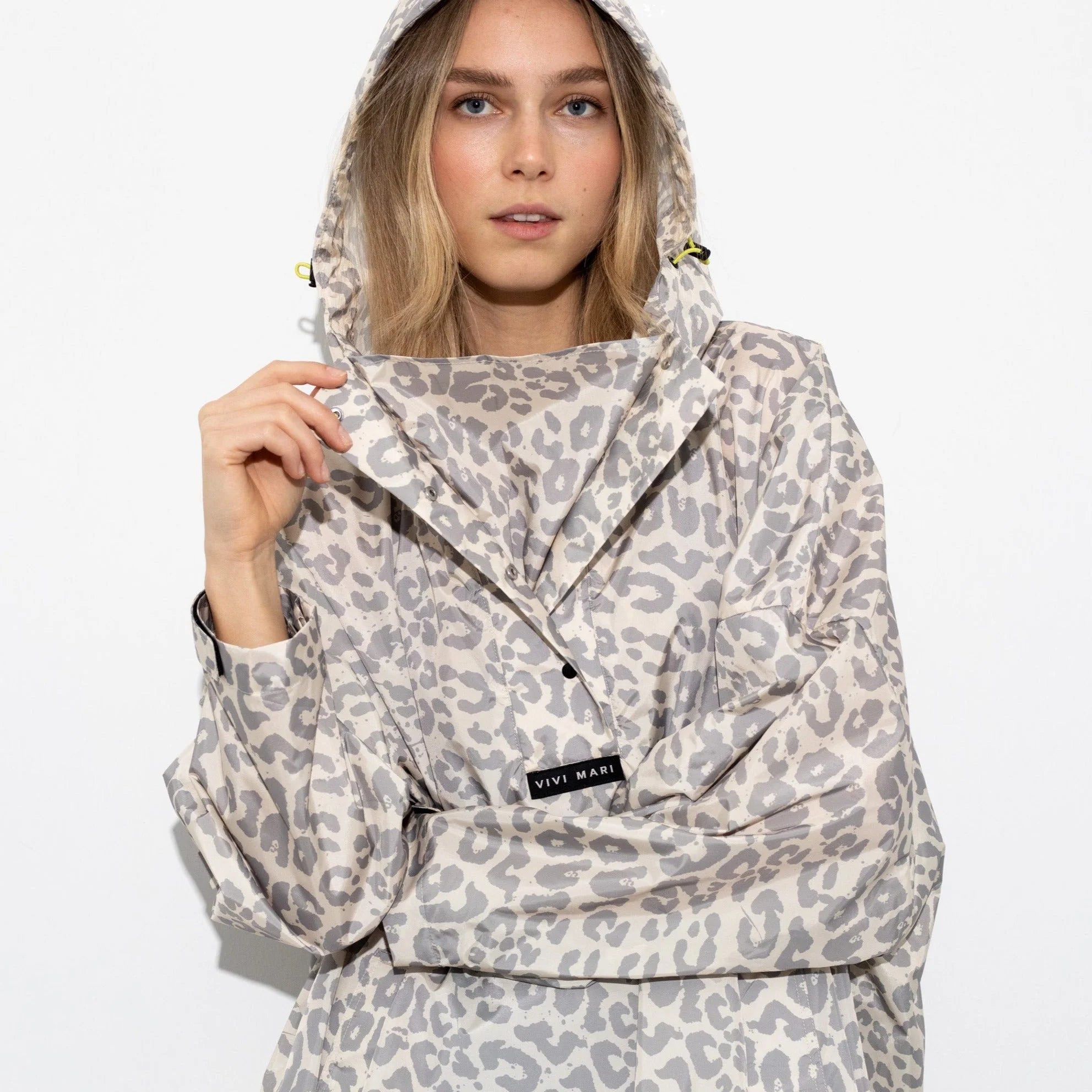 Regenponcho Leo Splashes in der Farbe grey / sand von Vivi Mari bei Frau Rabe