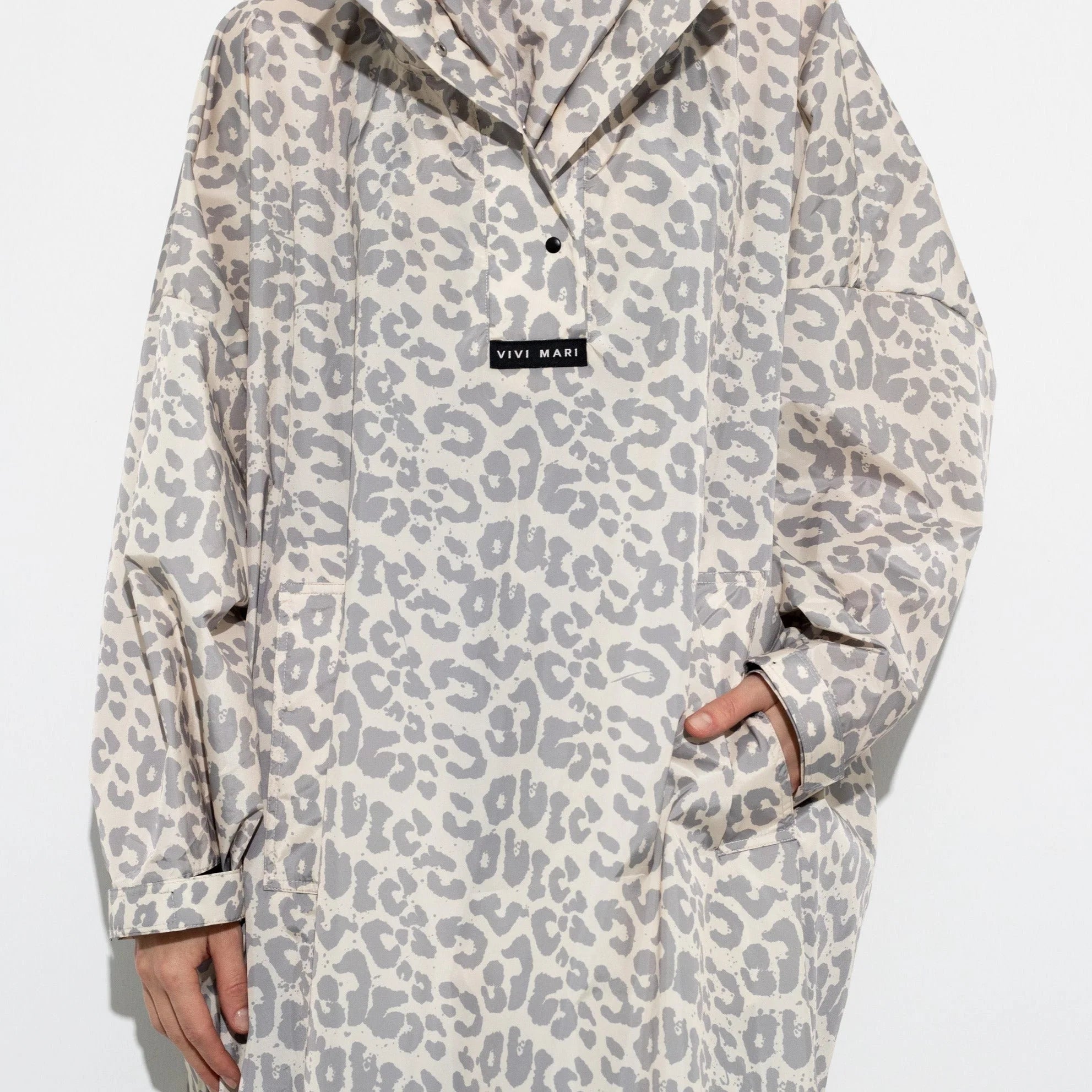Regenponcho Leo Splashes in der Farbe grey / sand von Vivi Mari bei Frau Rabe