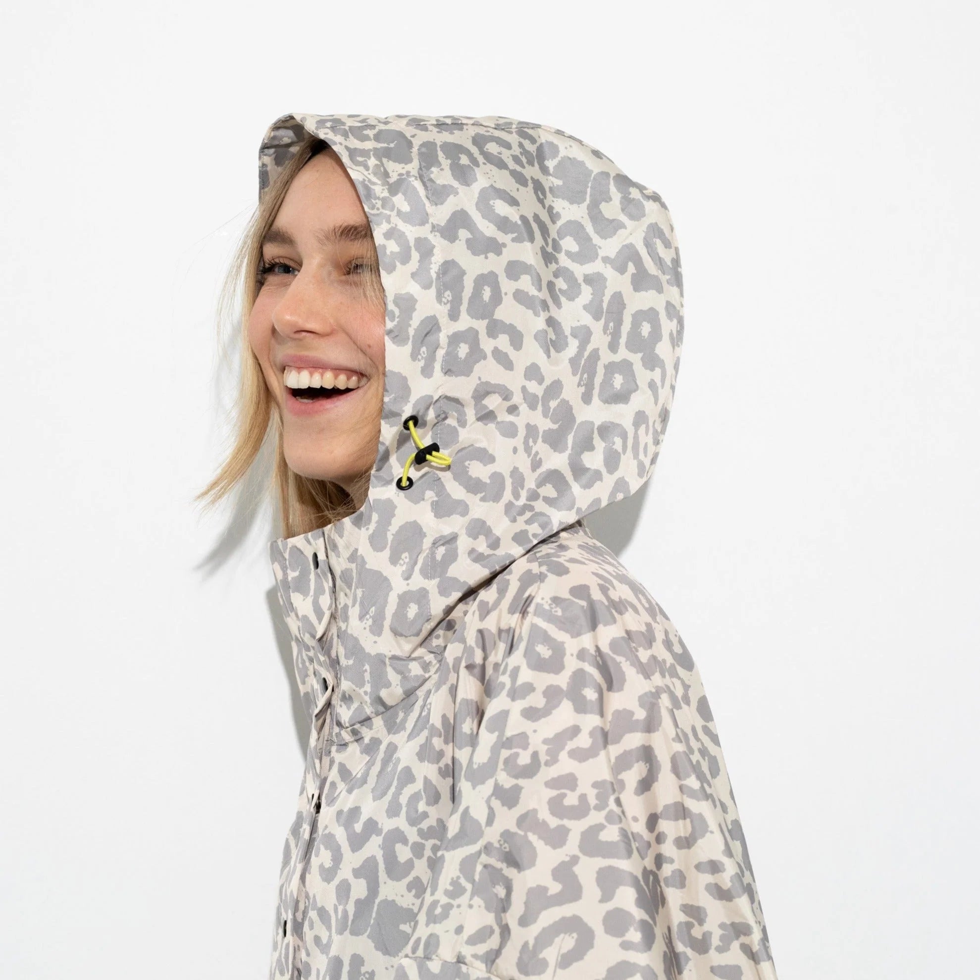 Regenponcho Leo Splashes in der Farbe grey / sand von Vivi Mari bei Frau Rabe