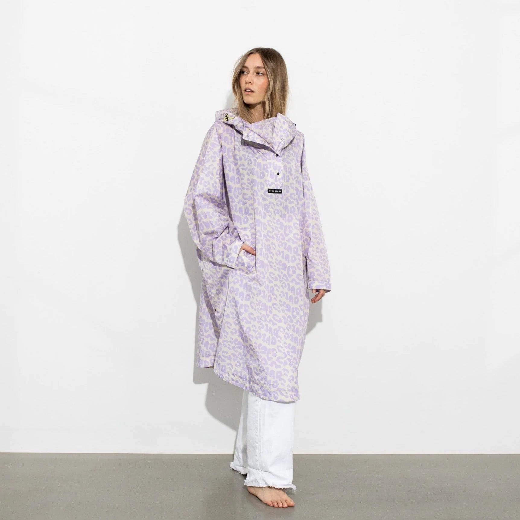 Regenponcho Leo Splashes in der Farbe lavender / grey von Vivi Mari bei Frau Rabe
