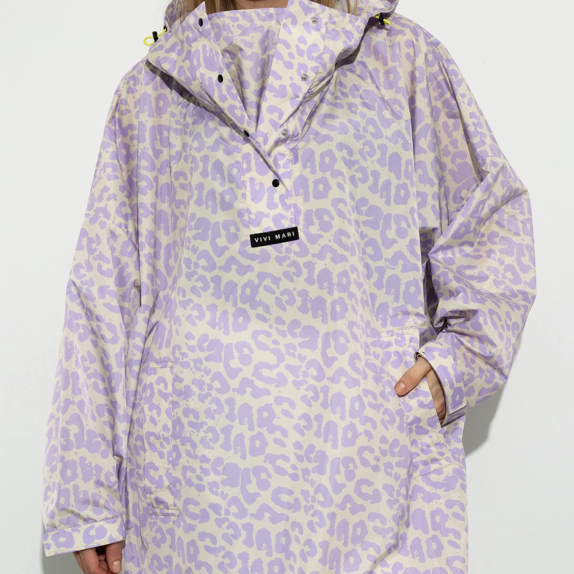 Regenponcho Leo Splashes in der Farbe lavender / grey von Vivi Mari bei Frau Rabe