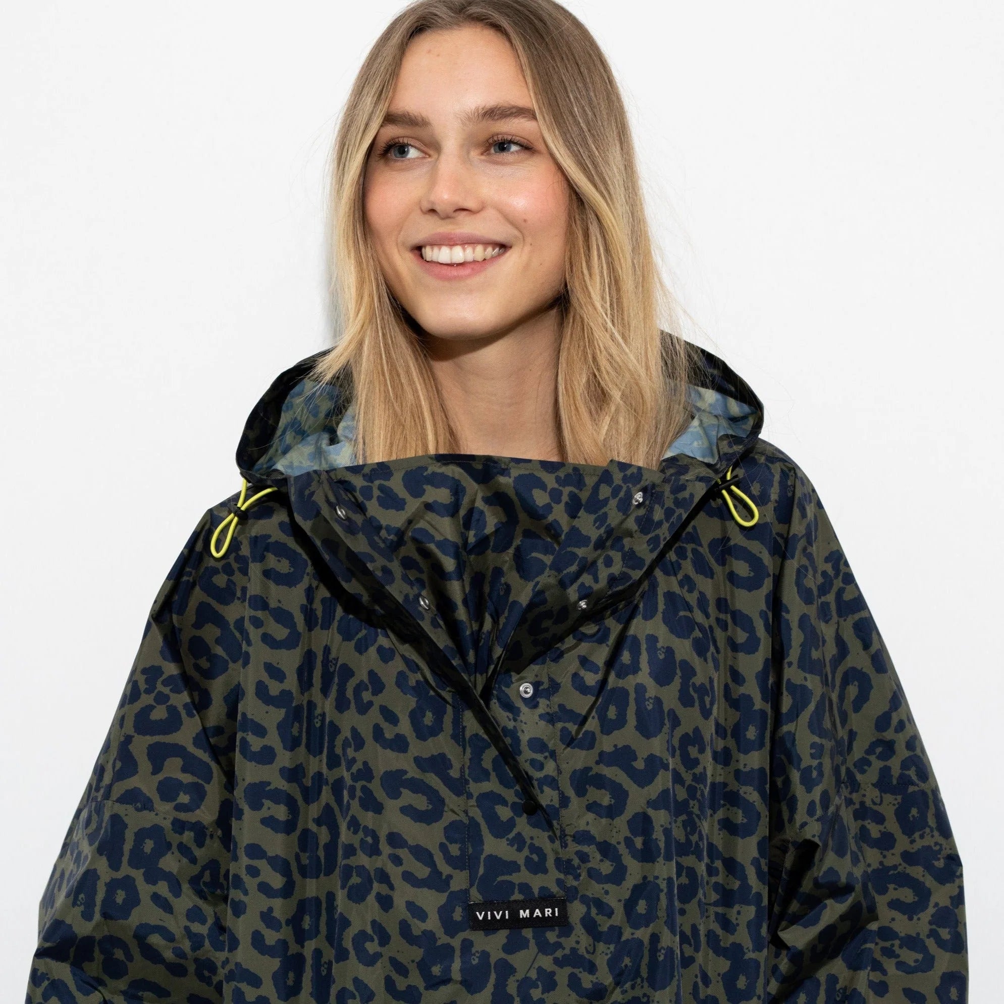 Regenponcho Leo Splashes in der Farbe Navy / olive von Vivi Mari bei Frau Rabe