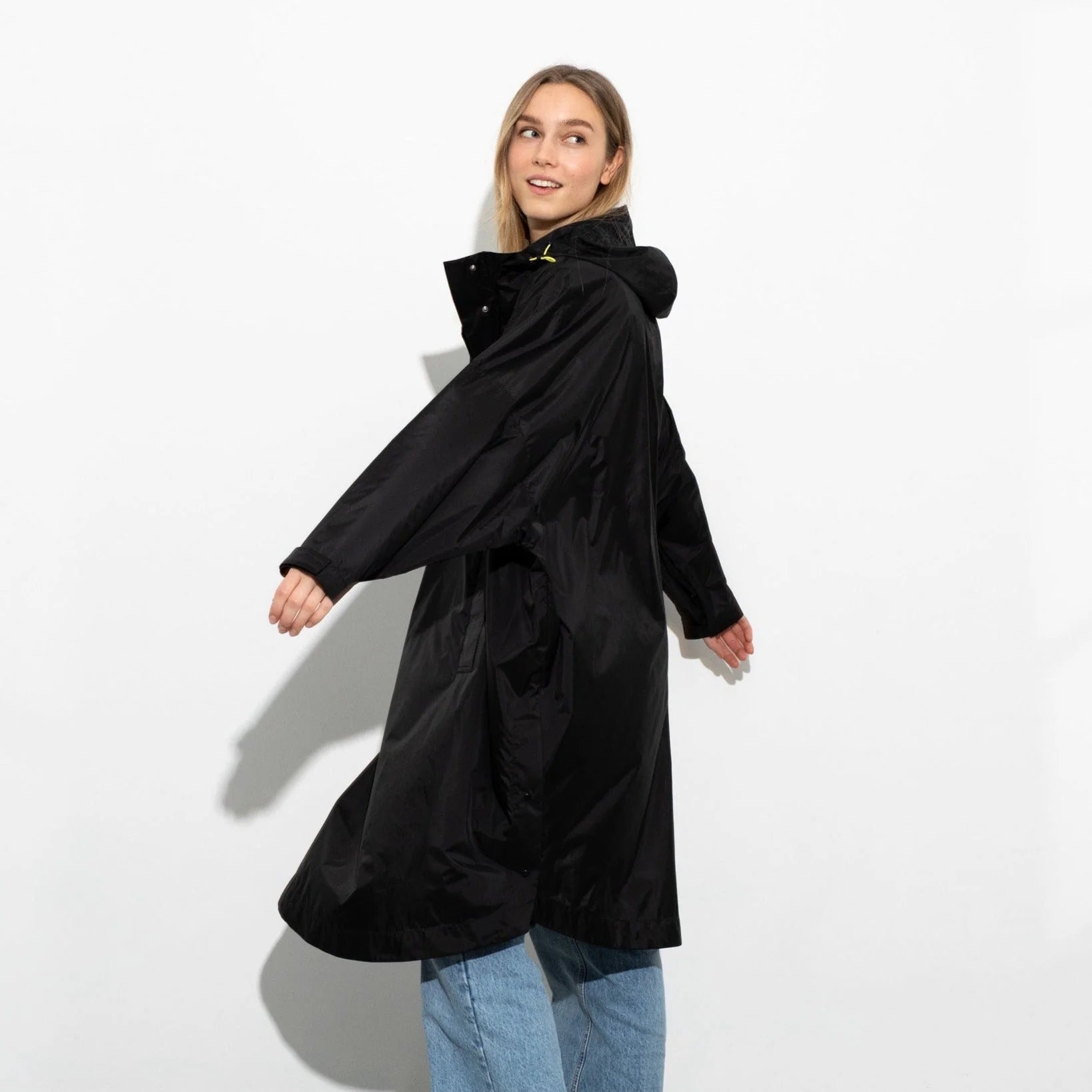 Regenponcho Uni in der Farbe black von Vivi Mari bei Frau Rabe