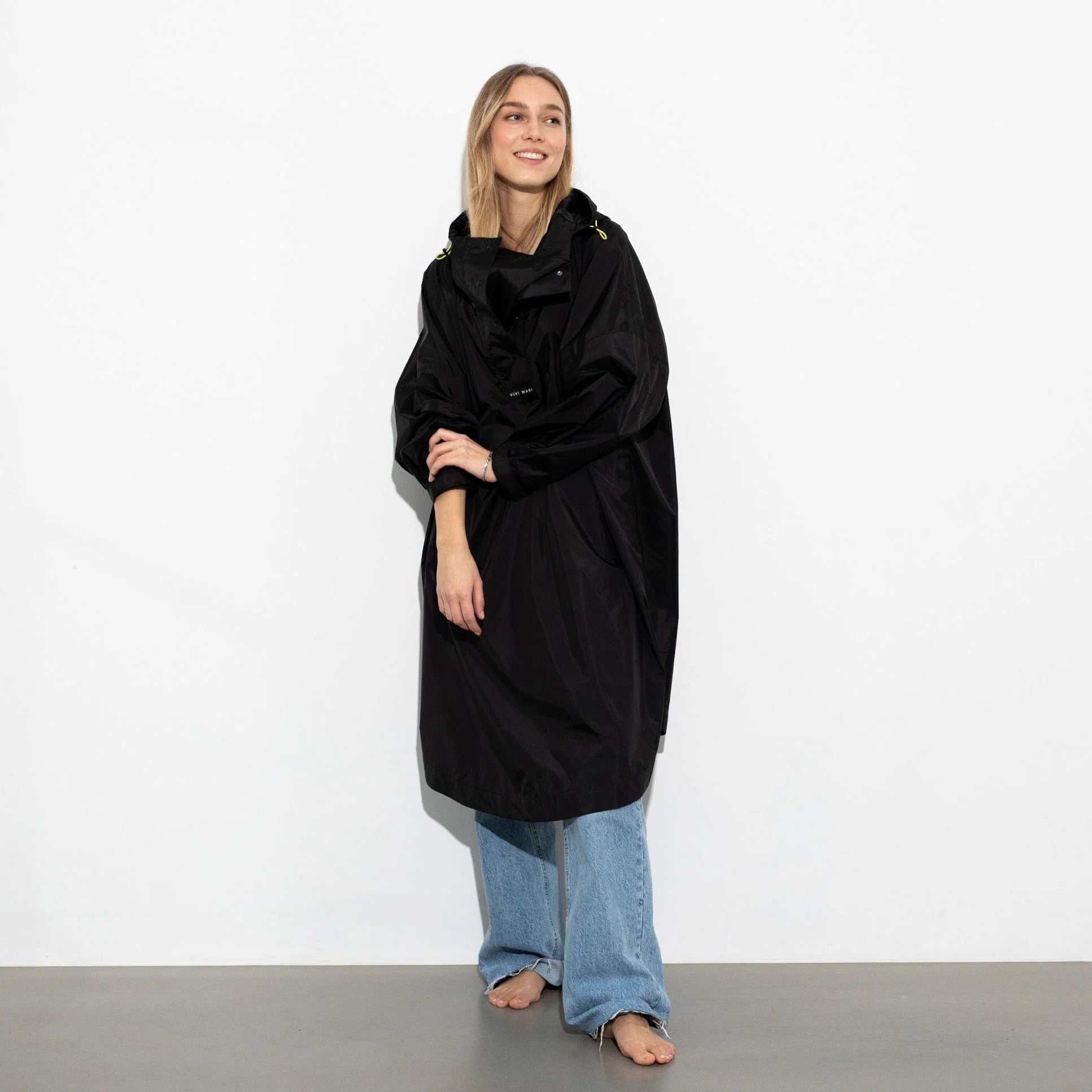 Regenponcho Uni in der Farbe black von Vivi Mari bei Frau Rabe