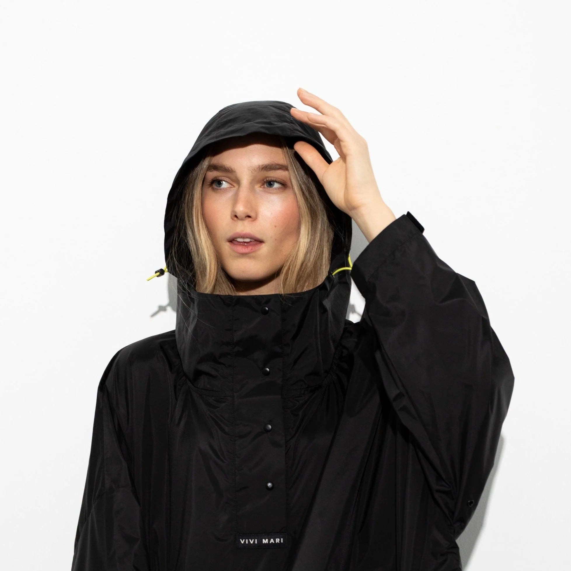 Regenponcho Uni in der Farbe black von Vivi Mari bei Frau Rabe