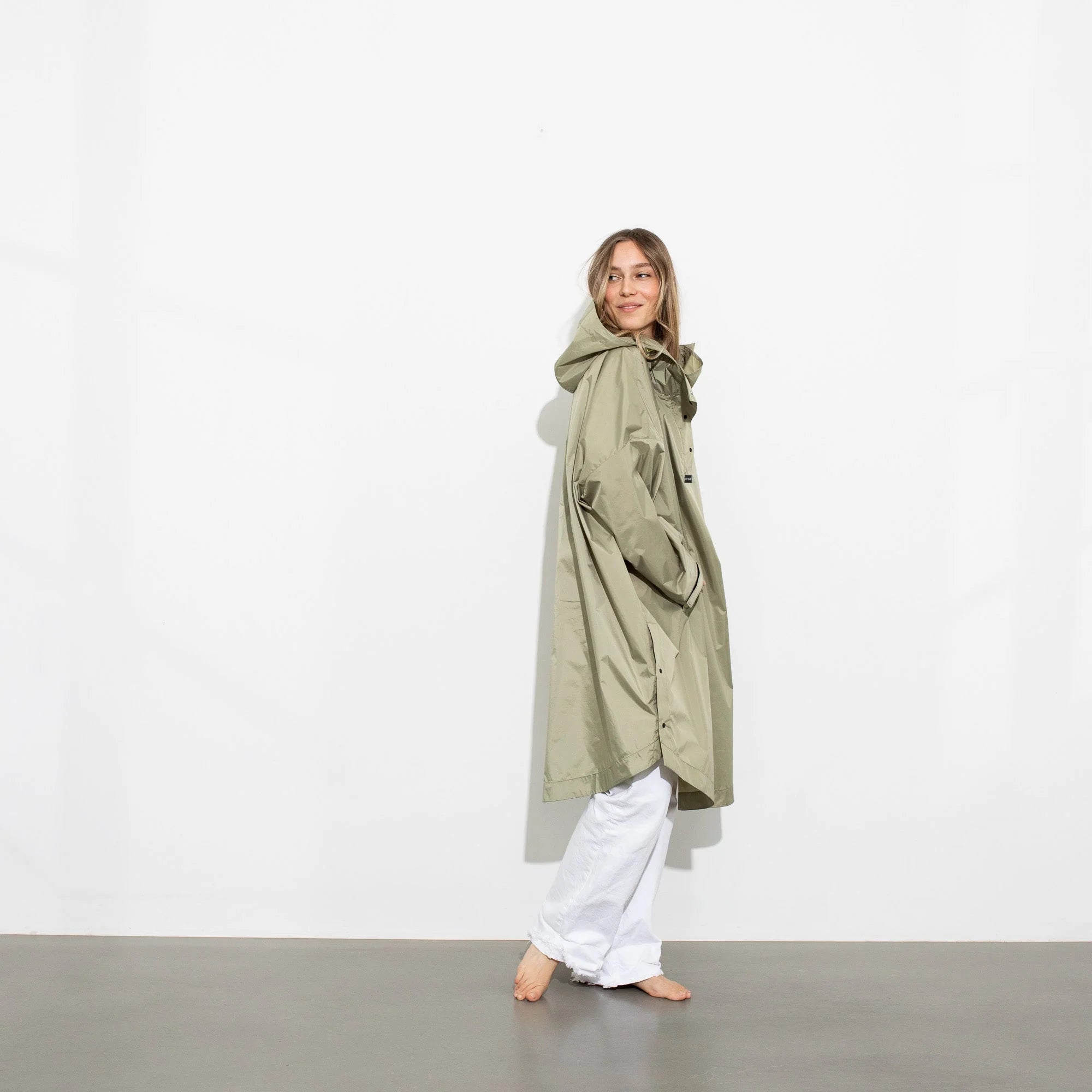 Regenponcho Uni in der Farbe pale olive von Vivi Mari bei Frau Rabe