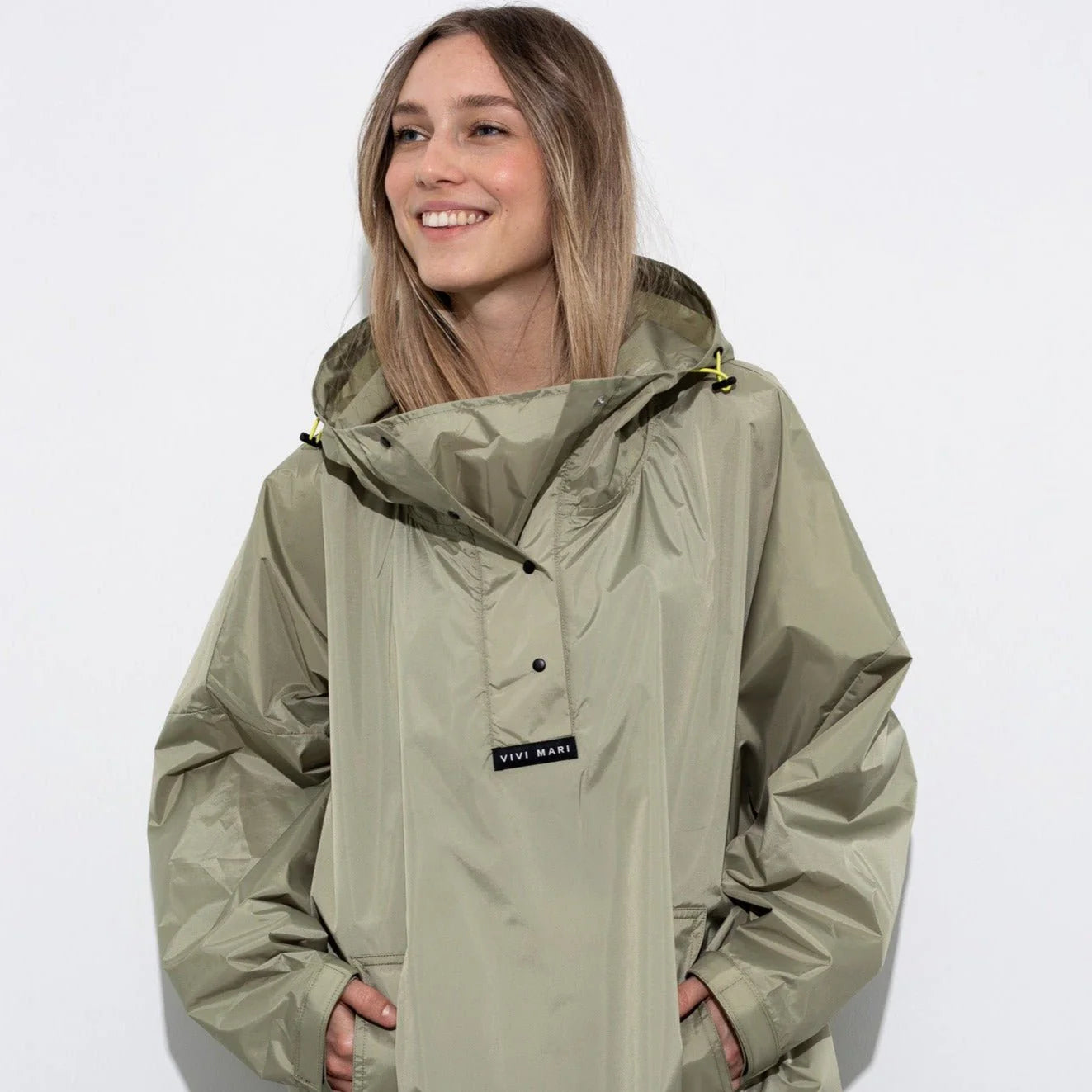 Regenponcho Uni in der Farbe pale olive von Vivi Mari bei Frau Rabe