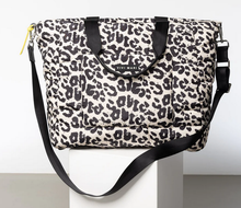 Lade das Bild in den Galerie-Viewer, Padded tote bag VIVI MARI large | leo splashes black/sand
